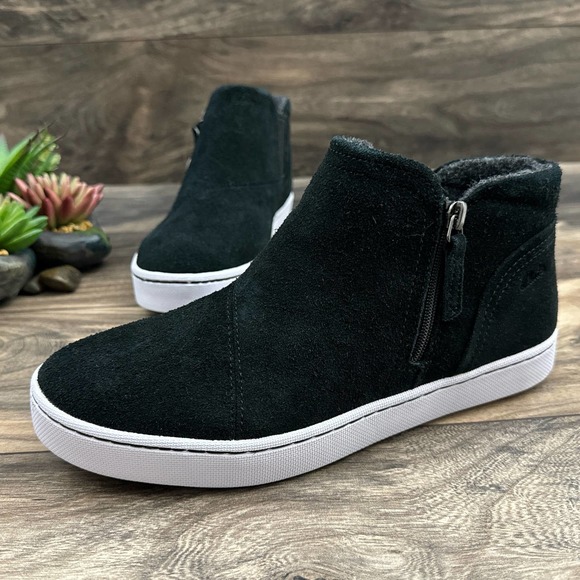 NIB Clarks Pawley Joy 9M Black Suede Slip On Comfort Sneakers Mid Top - Picture 3 of 11